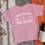 Aankondiging van grote zuster-zwangerschap<br><div class="desc">Aangepast afgedrukt apparaat op maat gemaakt met de afbeelding "Promoted to Big Sister" in trendy moderne lettertypen met een boho arrow design. Perfect voor een zwangerschapsaankondiging foto of een cadeau voor oudere broers en zussen als er een nieuwe baby aankomt! Gebruik de ontwerphulpmiddelen om de kleuren uit te geven of...</div>