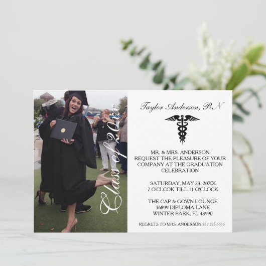 Aankondiging van het Afstuderen Medical RN School (Staand voorkant)