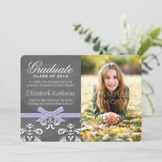 Aankondiging van het Afstuderen van Paarse Bow Cha (Staand voorkant)