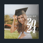 Aankondiging van het moderne, minimalistische foto magneet<br><div class="desc">Moderne minimalistische afstuderen aankondiging met aangepaste foto,  eenvoudig ontwerp in zwart-wit kleur met moderne typografie.</div>