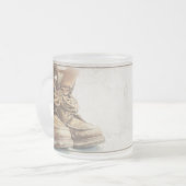 Aankondiging van pensioen met oude laarzen V1.0 Matglas Koffiemok (Voorkant links)