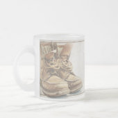 Aankondiging van pensioen met oude laarzen V1.0 Matglas Koffiemok (Links)