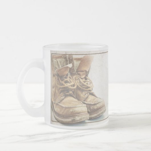 Aankondiging van pensioen met oude laarzen V1.0 Matglas Koffiemok (Links)