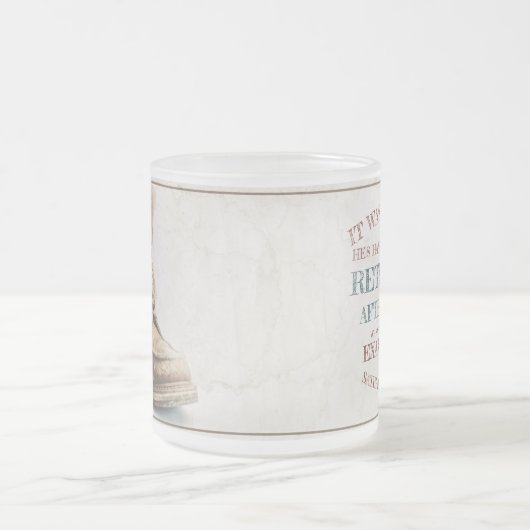 Aankondiging van pensioen met oude laarzen V1.0 Matglas Koffiemok (Center)