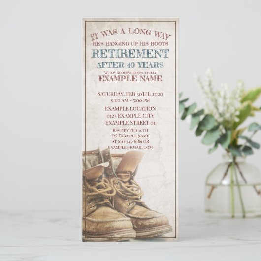 Aankondiging van pensionering met oude laarzen (Staand voorkant)