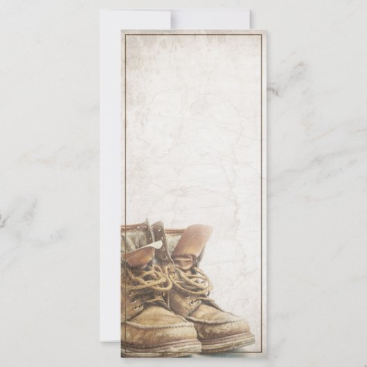 Aankondiging van pensionering met oude laarzen (Achterkant)