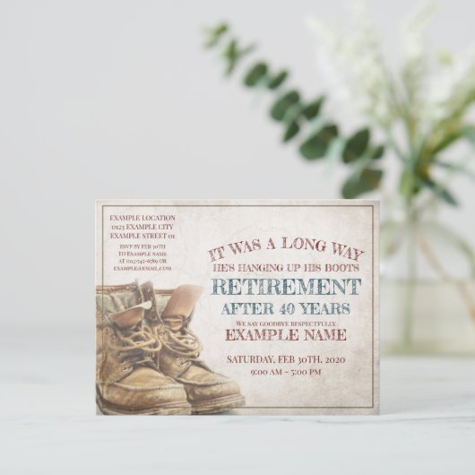 Aankondiging van pensionering met oude laarzen (Staand voorkant)
