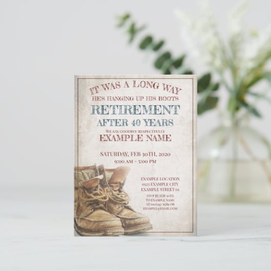Aankondiging van pensionering met oude laarzen (Staand voorkant)