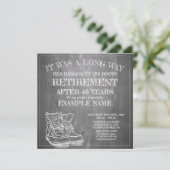 Aankondiging van pensionering met oude laarzen V3. (Staand voorkant)