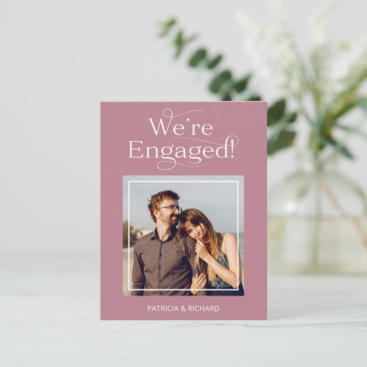 Aankondiging van verloving en sla de datum-foto op briefkaart (Staand voorkant)