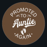 Aankondiging van zwangerschap opnieuw promoten bij ronde sticker<br><div class="desc">Ze promoveerde opnieuw om zwangerschapsuitkondiging voor tante Gift te ontkoppelen. Perfect gift voor je vader,  moeder,  papa,  mannen,  vrouwen,  vriend en familieleden op de dag van de Thanksgiving,  kerstdag,  Moederdag,  vaderdag,  4 juli,  1776 Onafhankelijke dag,  Veteranendag,  Halloween Dag,  Patrick's Day</div>