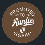 Aankondiging van zwangerschap opnieuw promoten bij ronde sticker<br><div class="desc">Ze promoveerde opnieuw om zwangerschapsuitkondiging voor tante Gift te ontkoppelen. Perfect gift voor je vader,  moeder,  papa,  mannen,  vrouwen,  vriend en familieleden op de dag van de Thanksgiving,  kerstdag,  Moederdag,  vaderdag,  4 juli,  1776 Onafhankelijke dag,  Veteranendag,  Halloween Dag,  Patrick's Day</div>