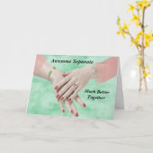 Aankondiging verloving hand met ring (Gele Bloem)