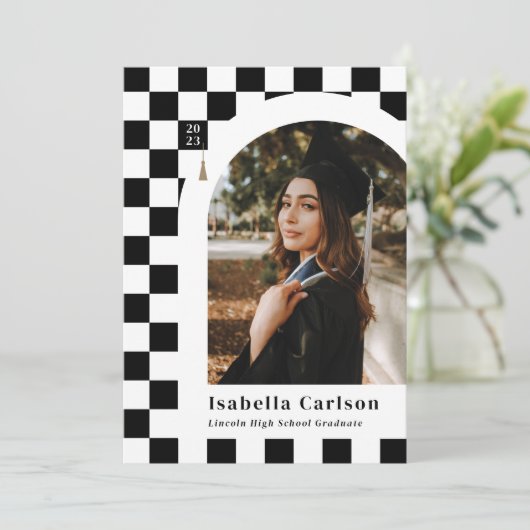 Aankondiging witje en zwart gecheckte Afstudeerder (Staand voorkant)