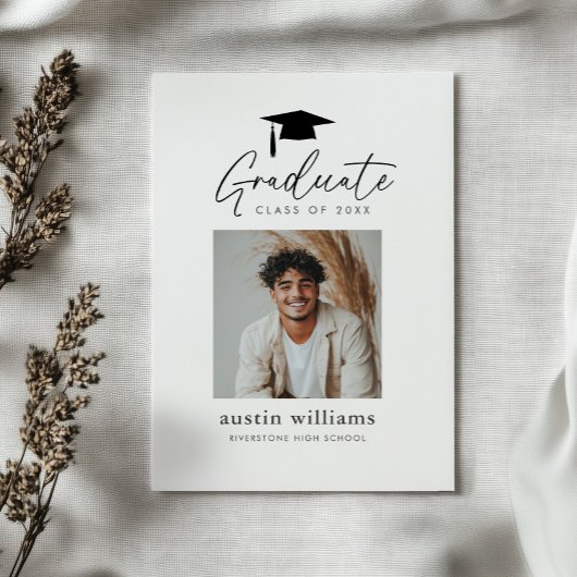 Aankondigingsfoto van afstuderende jongen briefkaart
