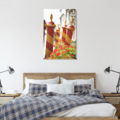 Aanlegpalen op Canal in Venetië Canvas Afdruk (Insitu (Slaapkamer))