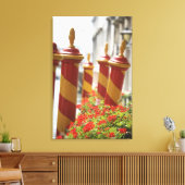 Aanlegpalen op Canal in Venetië Canvas Afdruk (Insitu (Woonkamer))