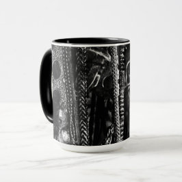 Aanpak van de mok van koffie op de muur