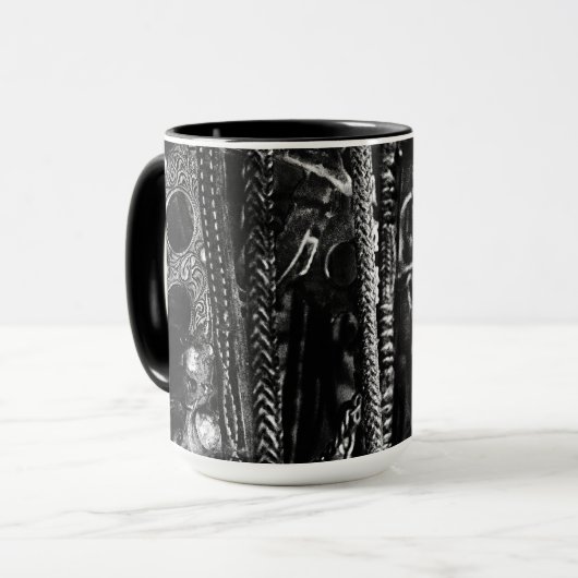 Aanpak van de mok van koffie op de muur (Voorkant links)