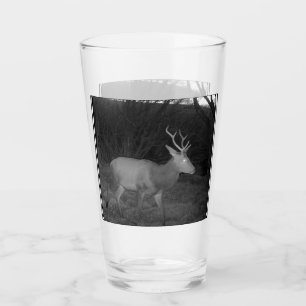 Aanpasbaar edelhert hert bij schemering in het wil glas