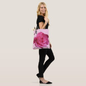 Aanpasbaar M monogram  roze rose bloemen Tote Bag (Op model)
