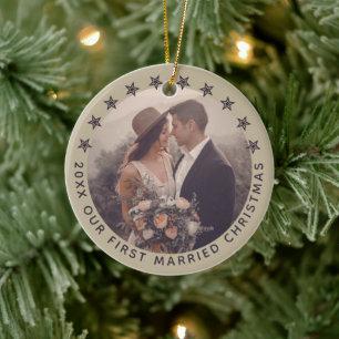 Aanpasbare Eerste Kerstmis Getrouwd Elegante Taupe Keramisch Ornament