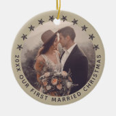 Aanpasbare Eerste Kerstmis Getrouwd Elegante Taupe Keramisch Ornament (Voorkant)