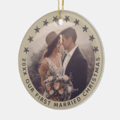 Aanpasbare Eerste Kerstmis Getrouwd Elegante Taupe Keramisch Ornament (Links)