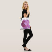 Aanpasbare M naam roze roos mooi Tote Bag (Op model)
