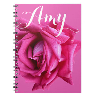 Aanpasbare naam Amy hete roze roos bloem Notitieboek