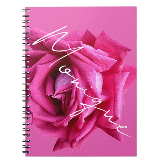 Aanpasbare naam Monique heet roze roos bloemrijke  Notitieboek (Voorkant)