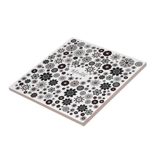 Aanpasbare naam zwart-wit bloempatroon tegeltje (Zijkant)