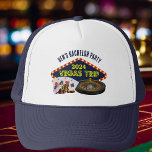 Aanpasbare vrijgezellenfeest Las Vegas reis Casino Trucker Pet<br><div class="desc">Pas je eigen vrijgezellenfeest reis hoeden aan voor een Las Vegas uitje. Een koele hoed met gokautomaat Casino-essentials zoals een spel kaarten,  pokerfiches en roulettewiel met Vegas Trip in gele script. Leuke gokker cadeaus voor je hele groep.</div>