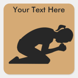 Aanpasbare vrouw knielen in gebed. vierkante sticker