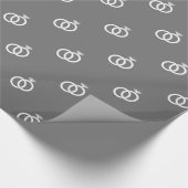 Aanpasbare witte trouwringen op grijs cadeaupapier (Hoek)