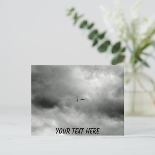 Aanpasbare zweefvliegtuigen vliegen in grijze luch briefkaart (Staand voorkant)