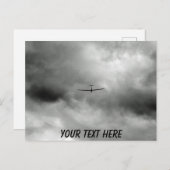 Aanpasbare zweefvliegtuigen vliegen in grijze luch briefkaart (Voorkant / Achterkant)