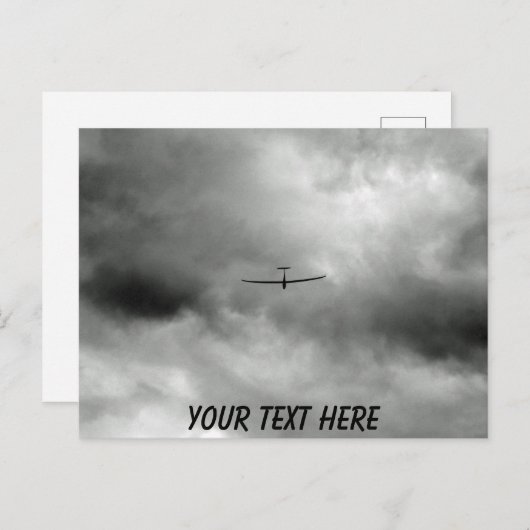 Aanpasbare zweefvliegtuigen vliegen in grijze luch briefkaart (Voorkant / Achterkant)