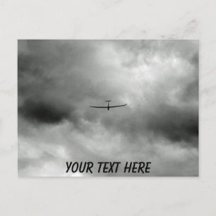 Aanpasbare zweefvliegtuigen vliegen in grijze luch briefkaart