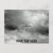 Aanpasbare zweefvliegtuigen vliegen in grijze luch briefkaart (Voorkant)
