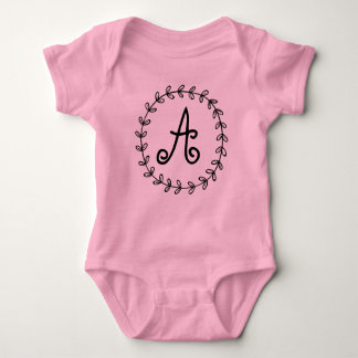 Aanpassen en aanpassen van een monogram baby. romper