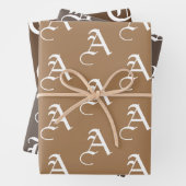 Aanpassen met Initiaal monogram Letter-bruine tint Inpakpapier Vel (In situ)