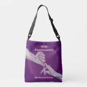 Aanpassen verjaardag romantisch paar hand in hand crossbody tas (Achterkant)