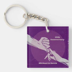 Aanpassen verjaardag romantisch paar hand in hand sleutelhanger