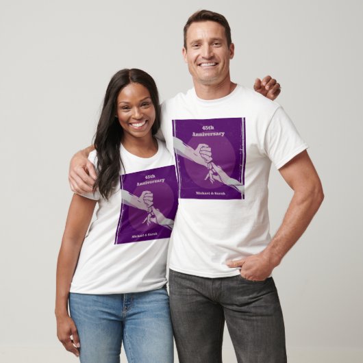 Aanpassen verjaardag romantisch paar hand in hand t-shirt (Unisex)