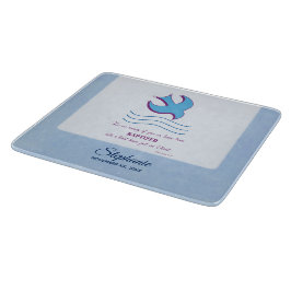 Aanpassen, volwassen borstdove op blauw snijplank