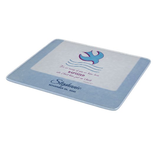 Aanpassen, volwassen borstdove op blauw snijplank (Hoek)