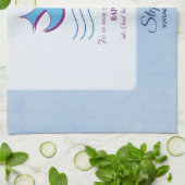 Aanpassen, volwassen borstdove op blauw theedoek (Gevouwen)