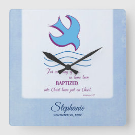 Aanpassen, volwassen borstdove op blauw vierkante klok