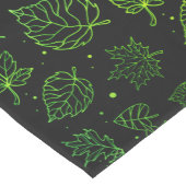 Aanraking van elegante groene bladeren op zwart medium tafelloper (Hoek)